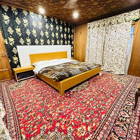 Hayat Group Of Houseboats Hotel Srinagar  Exterior photo