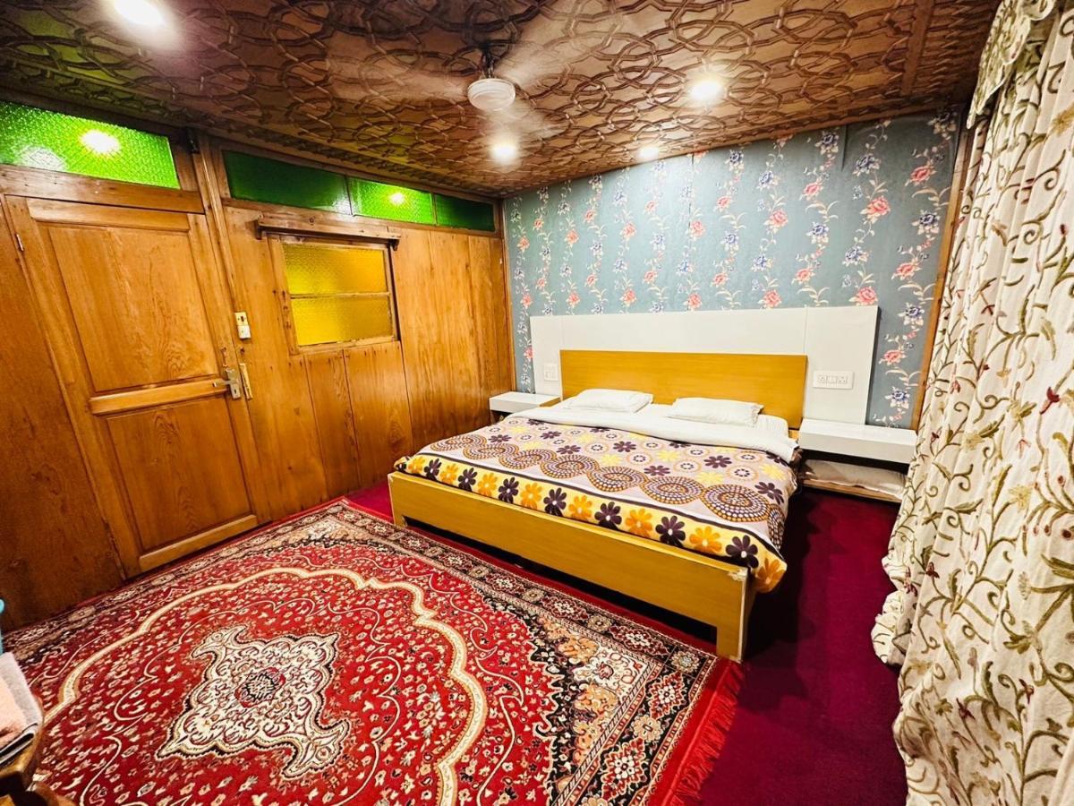 Hayat Group Of Houseboats Hotel Srinagar  Exterior photo