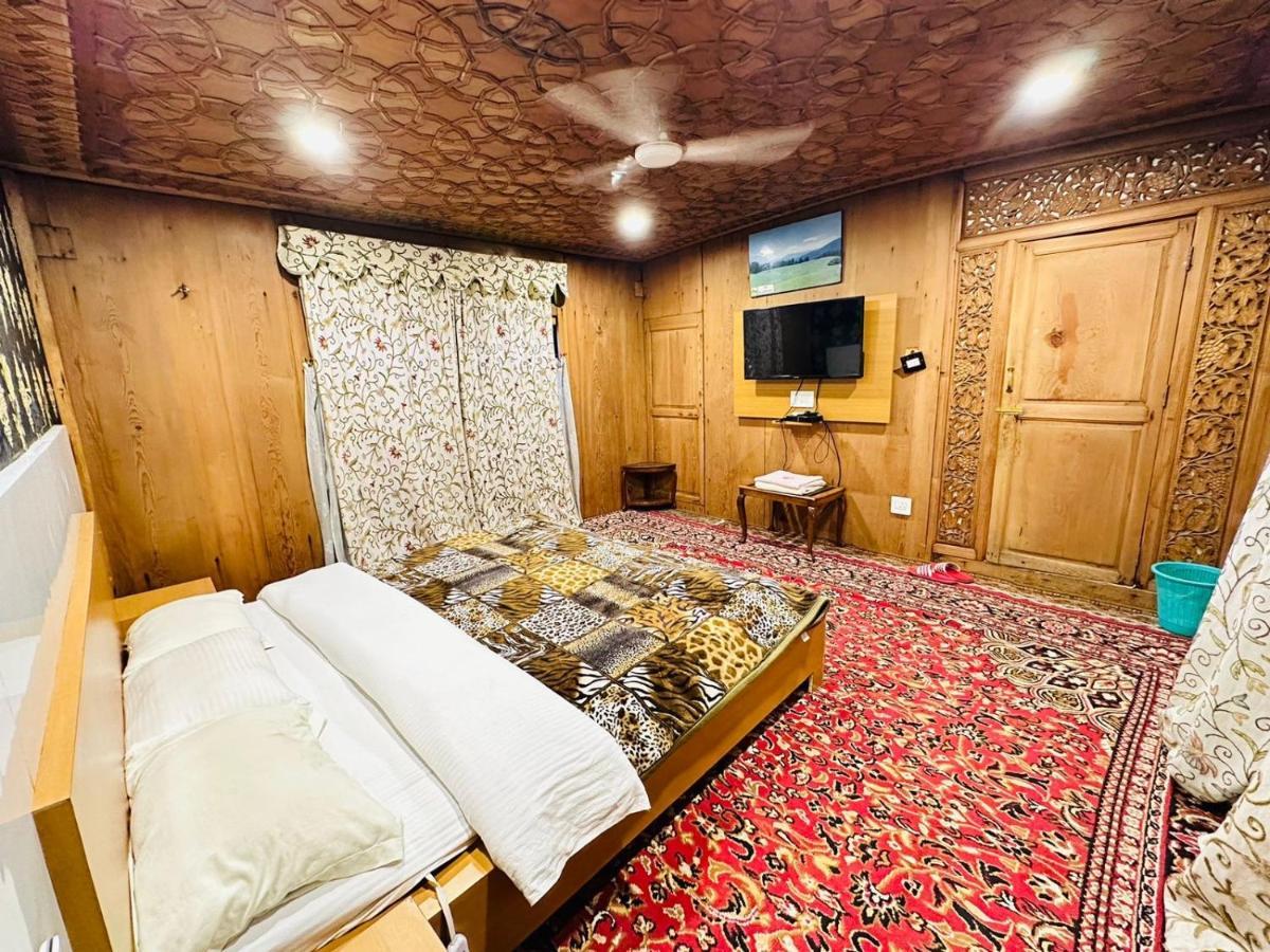Hayat Group Of Houseboats Hotel Srinagar  Exterior photo