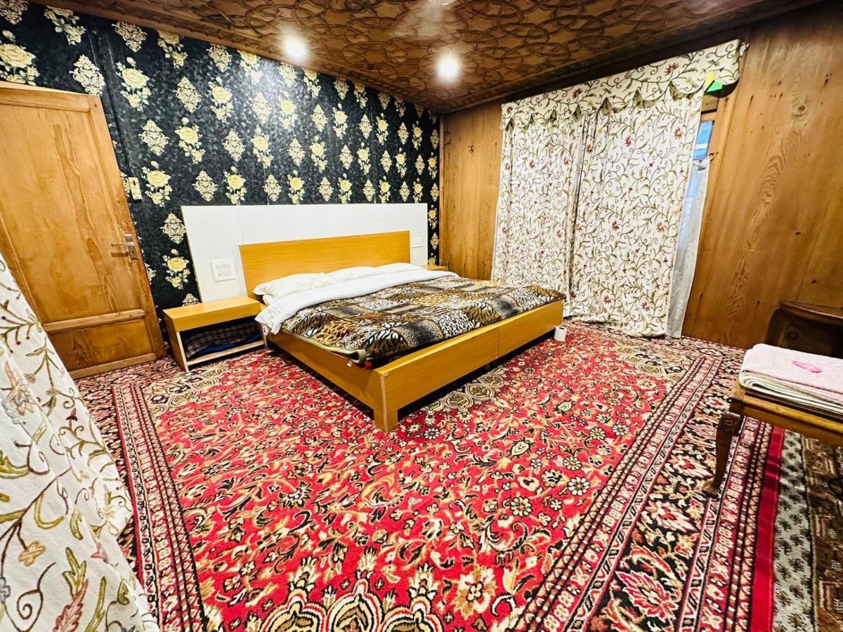 Hayat Group Of Houseboats Hotel Srinagar  Exterior photo
