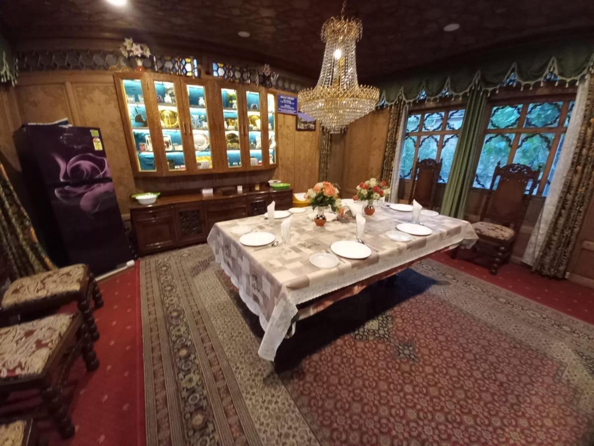Hayat Group Of Houseboats Hotel Srinagar  Exterior photo