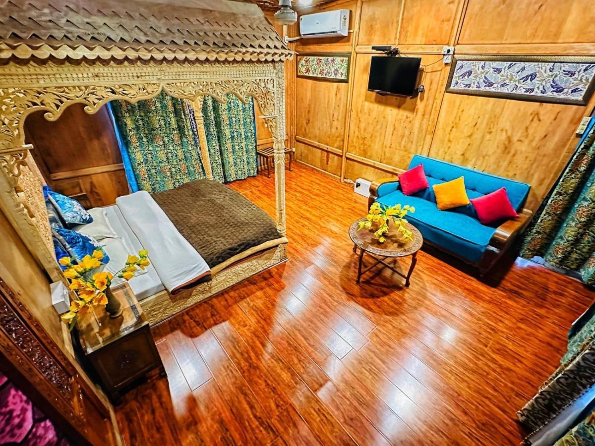 Hayat Group Of Houseboats Hotel Srinagar  Exterior photo
